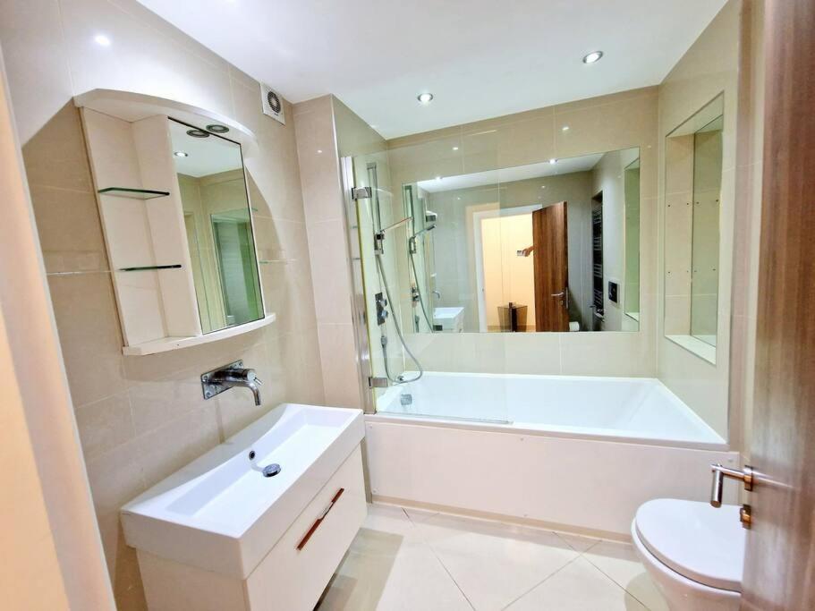 Modern Hyde Park Home With Private Entrance & Private Back Patio Near Bayswater & Paddington Stations London Exterior photo